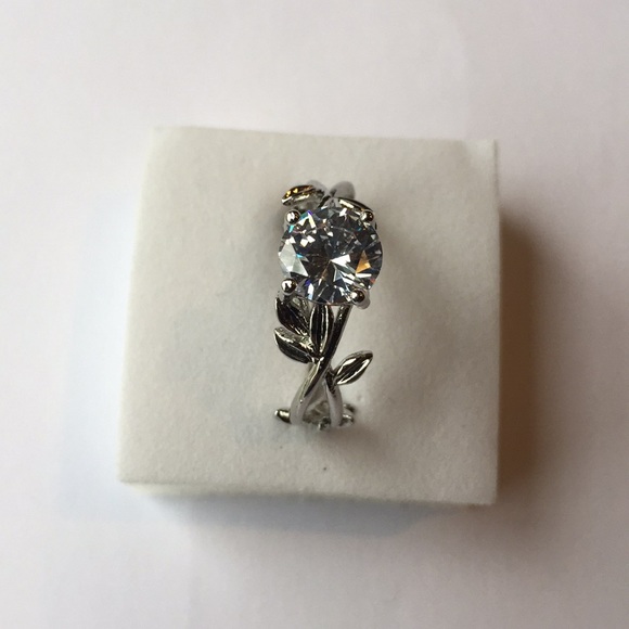 Elegant Silver Leaf Design Ring. Gorgeous.  Stunning. size 9 - Picture 2 of 6